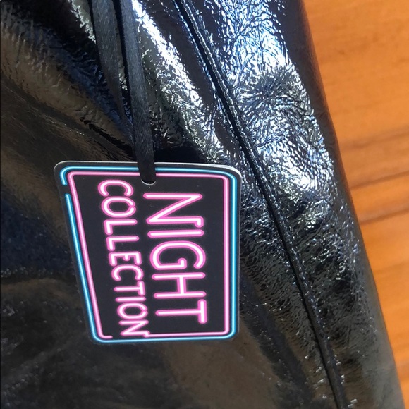 Pleather skirt with zippers and belt. - Picture 4 of 6